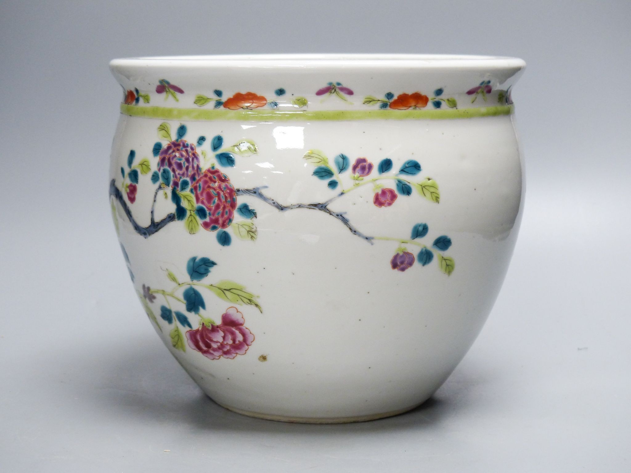 A Chinese famille rose jardiniere, 19th century, diameter 23cm, height 20cm